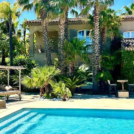 Vakantiehuis Charming With Pool